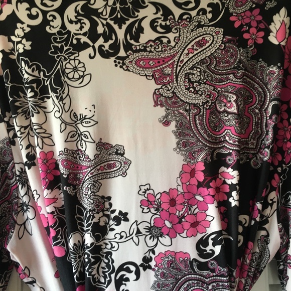 Floral and paisley thigh-length robe in black and shades of pink. - Picture 2 of 5